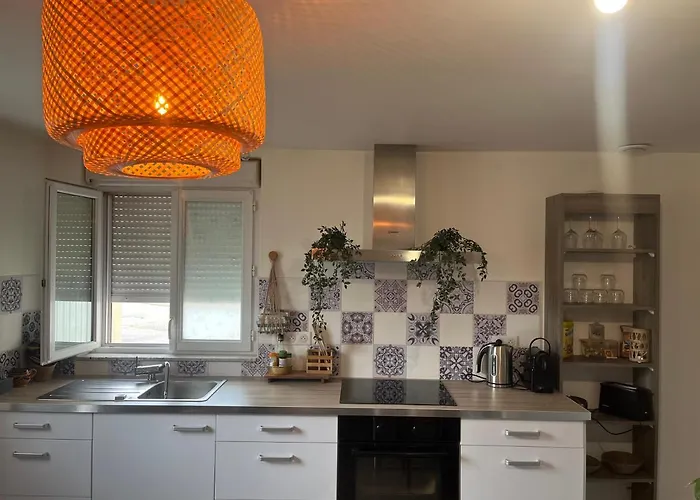 Le Petit Prince , Jolie Maisonnette Terrasse Netflix Parking Prive Jeux De Societe