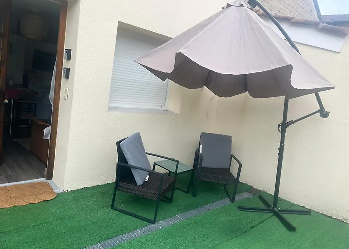 Le Petit Prince , Jolie Maisonnette Terrasse Netflix Parking Prive Jeux De Societe
