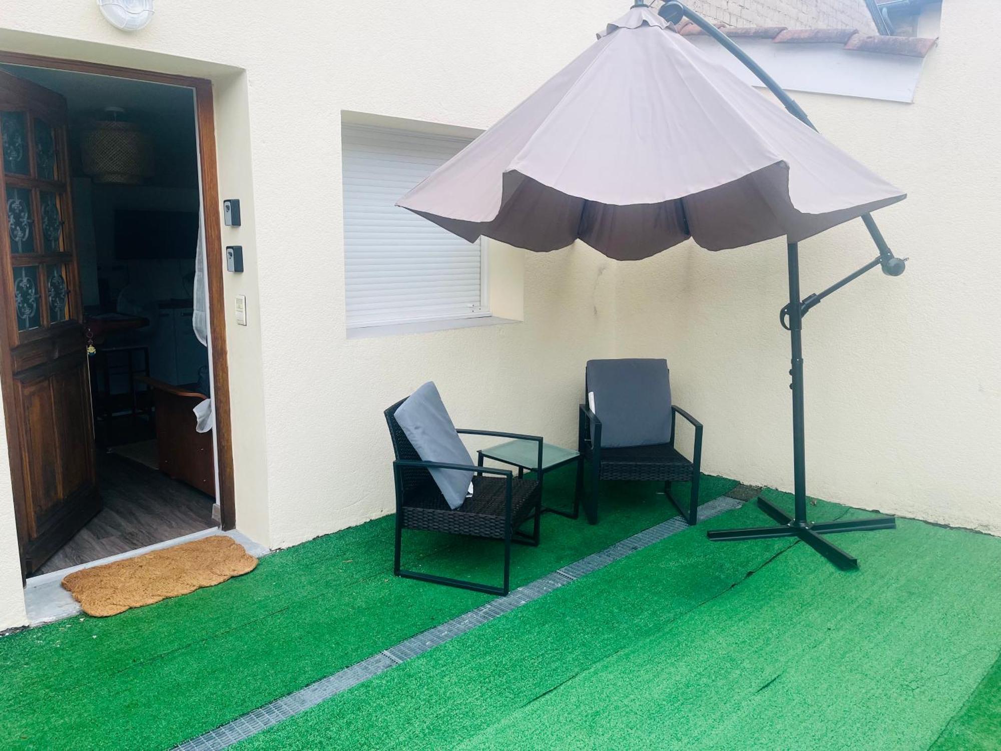 Le Petit , Jolie Maisonnette Terrasse Netflix Parking Prive Jeux De Societe Apartment *